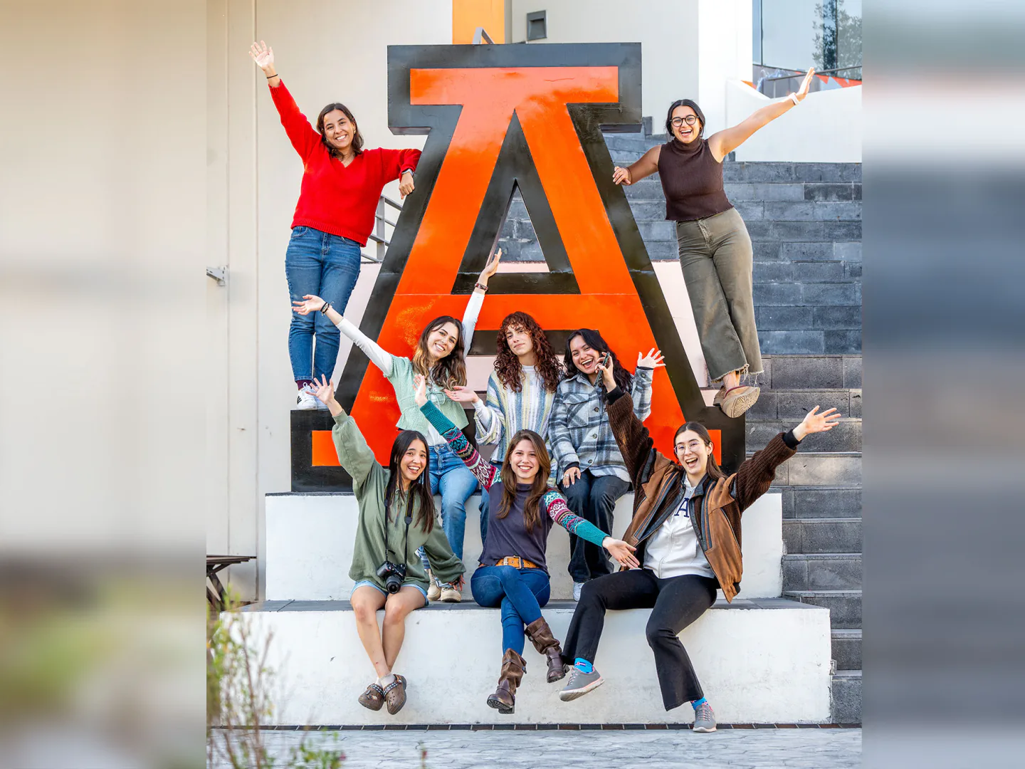 Estudiantes reunidas junto al emblema de la Universidad Anáhuac