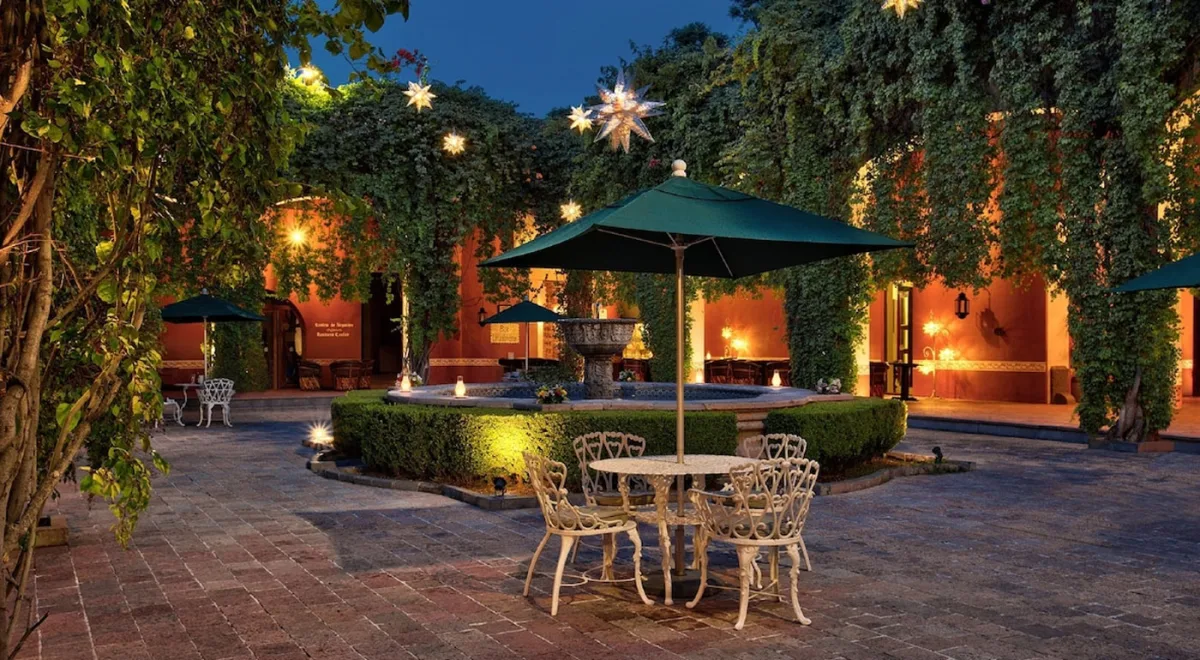 Patio de Hacienda Jurica con jardines y arquería